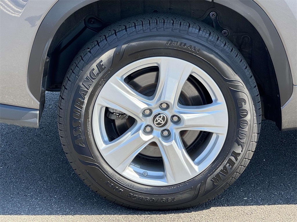 2023 Toyota Highlander Hybrid LE photo 8