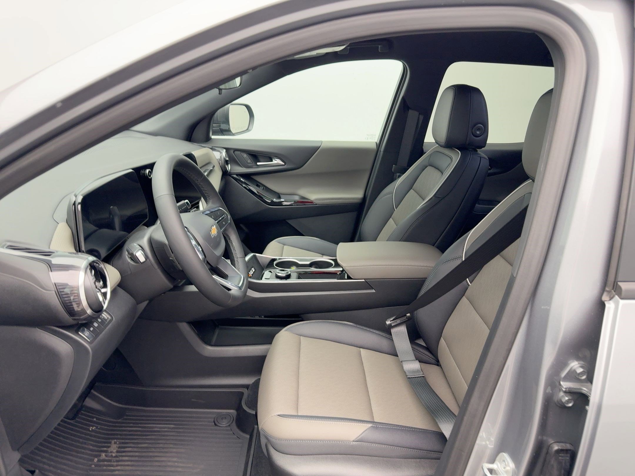 2026 Chevrolet Equinox LT photo 2