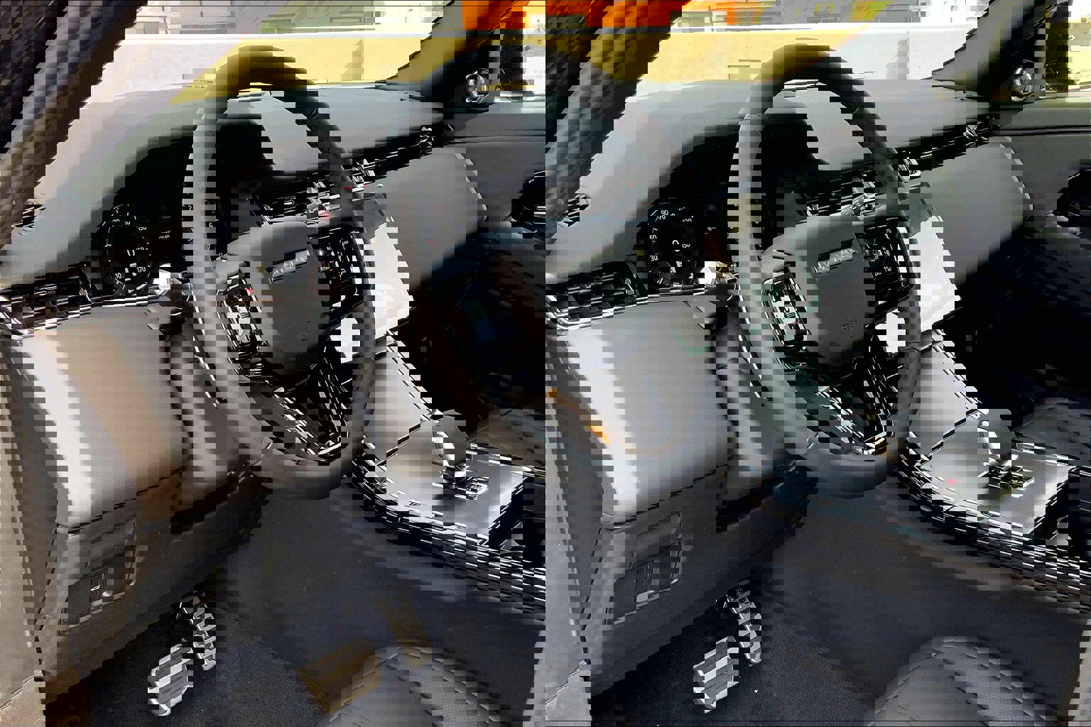 2026 Land Rover Range Rover Evoque Dynamic SE photo 4