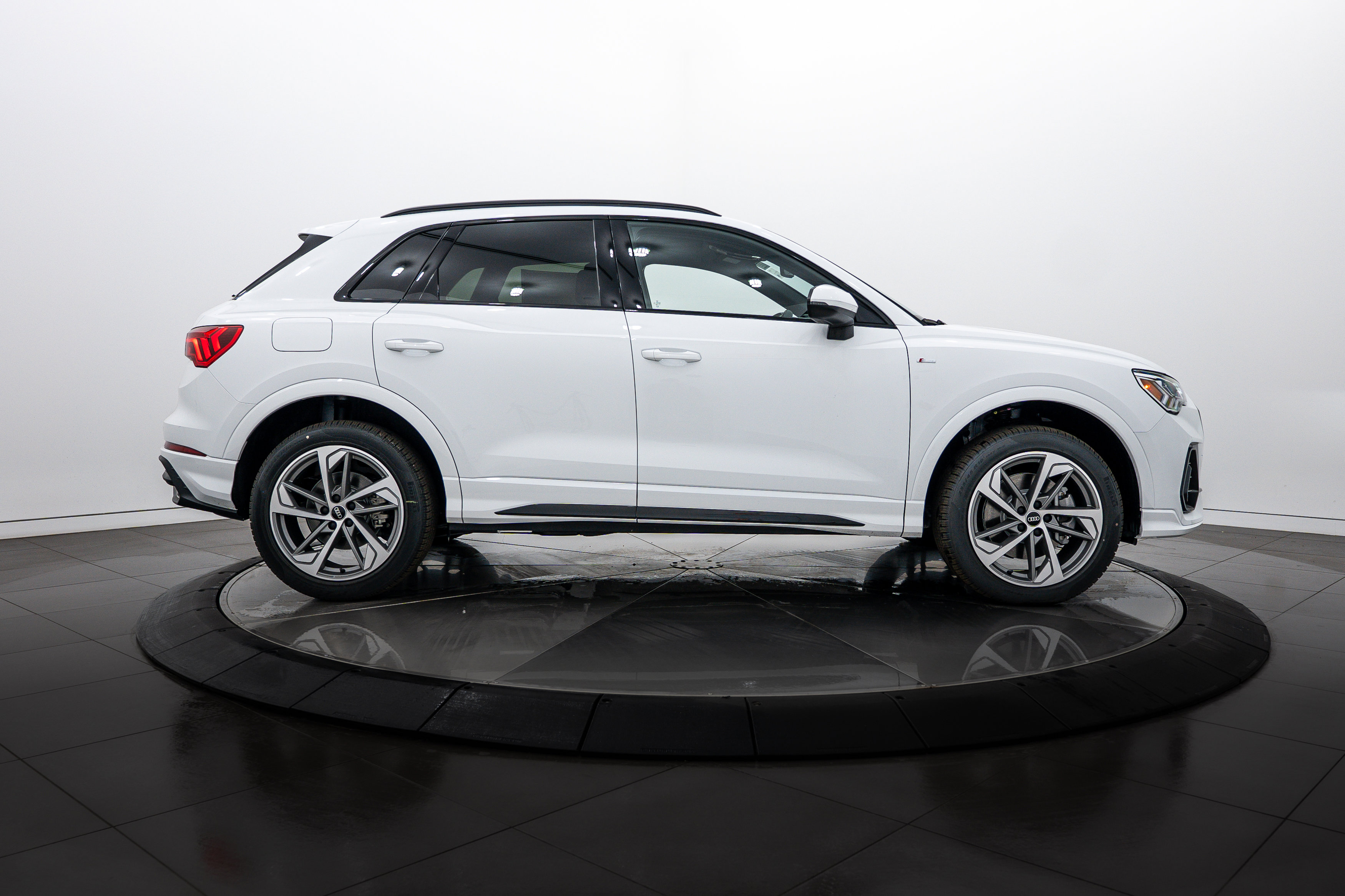 2025 Audi Q3 S line Premium photo 3