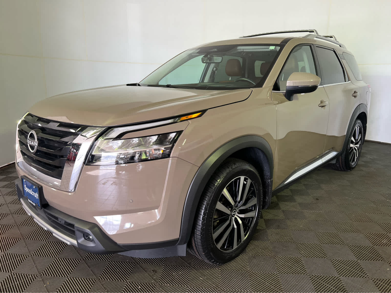 2023 Nissan Pathfinder Platinum photo 3