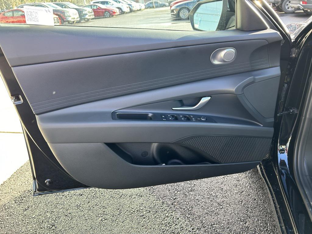 2025 Hyundai Elantra SE photo 8