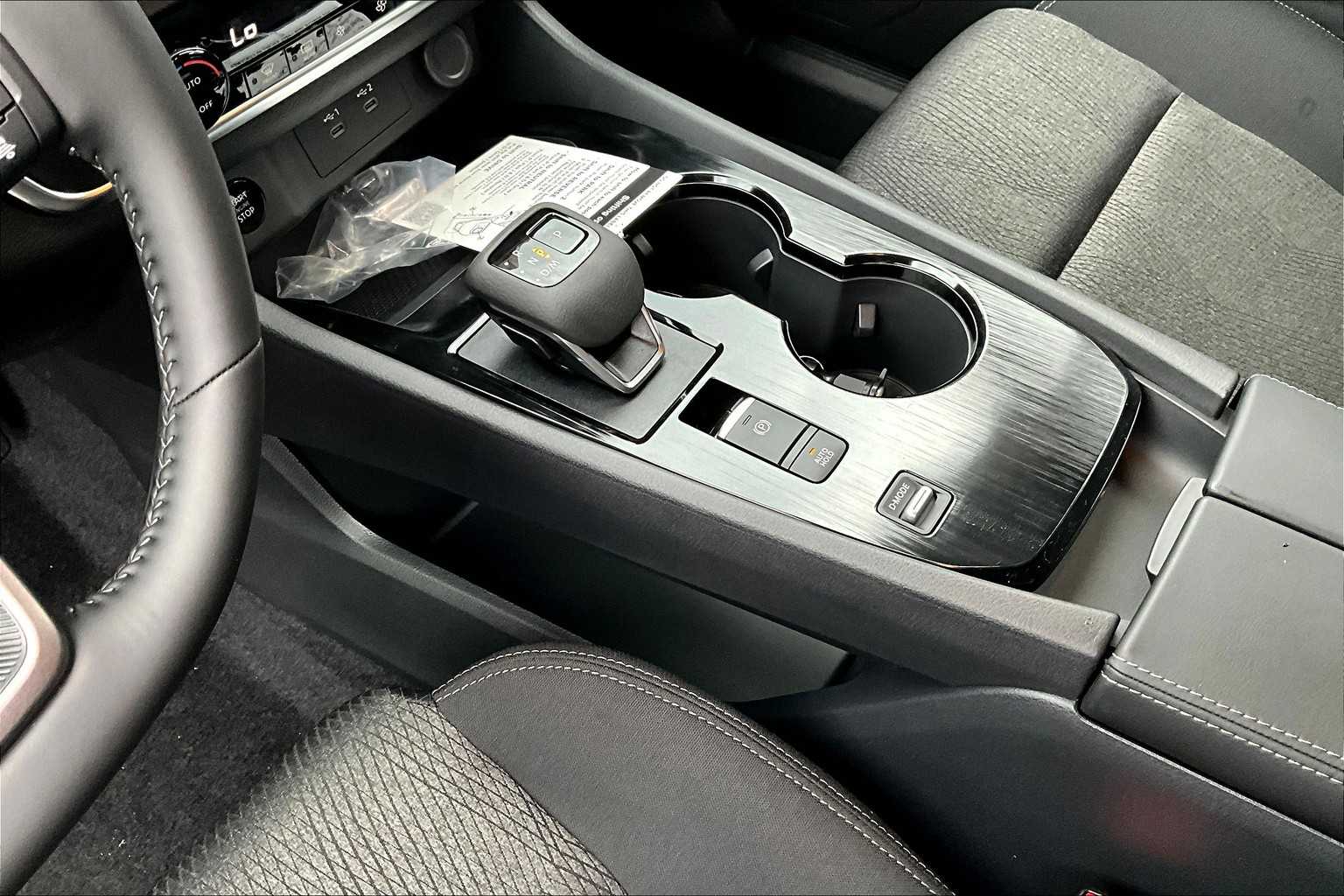 2025 Nissan Rogue SV photo 9