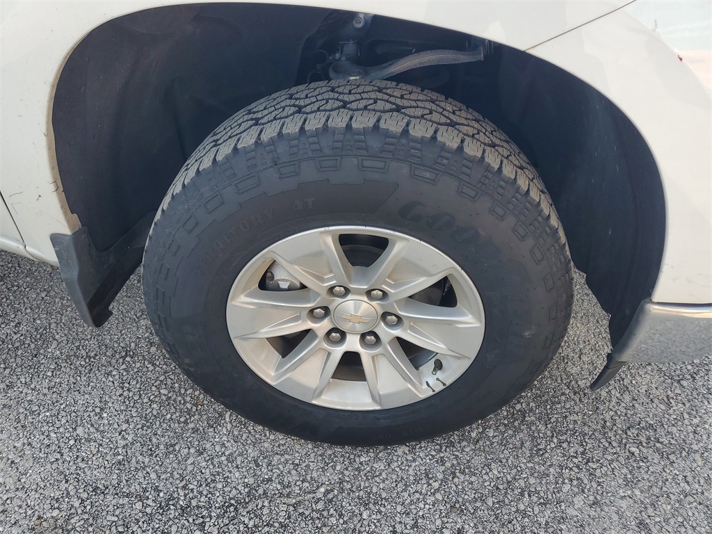 2023 Chevrolet Silverado 1500 LT photo 2