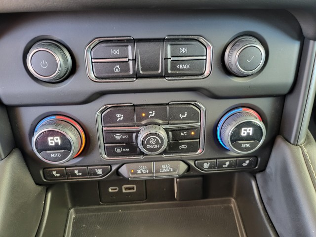 2023 Chevrolet Suburban Premier photo 4