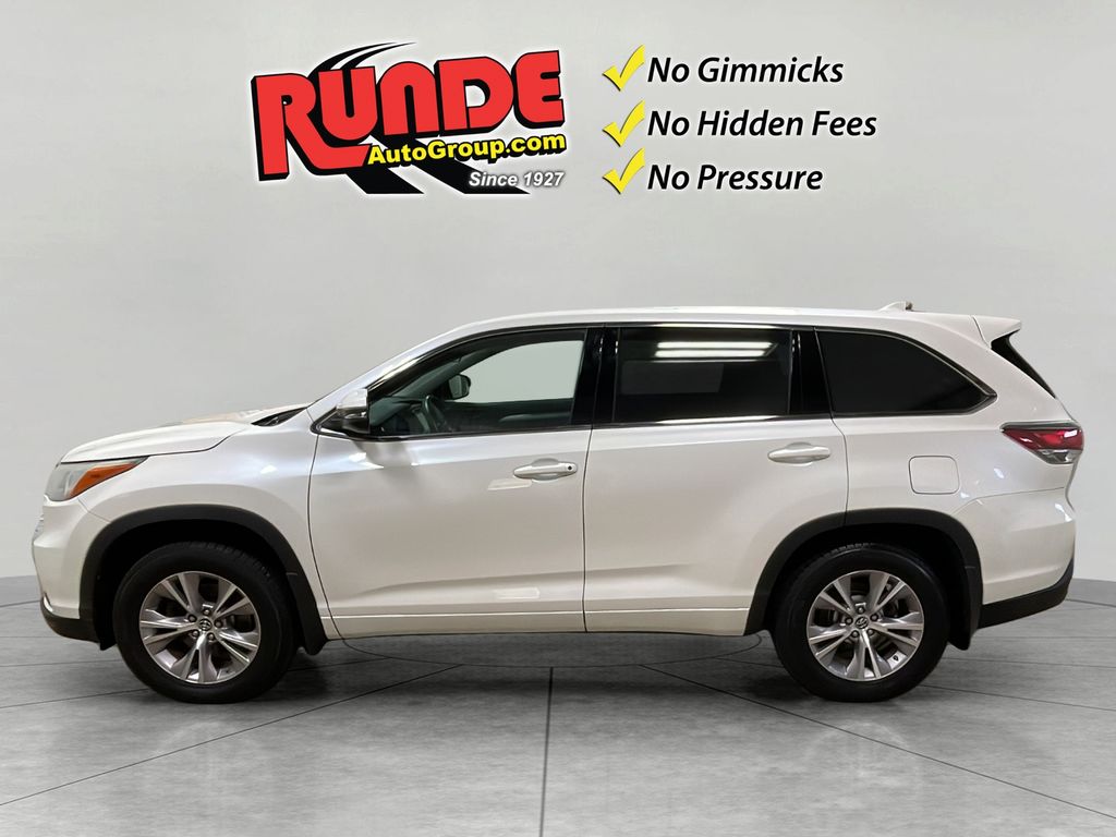 Used 2016 Toyota Highlander LE with VIN 5TDBKRFH6GS235644 for sale in Manchester, IA