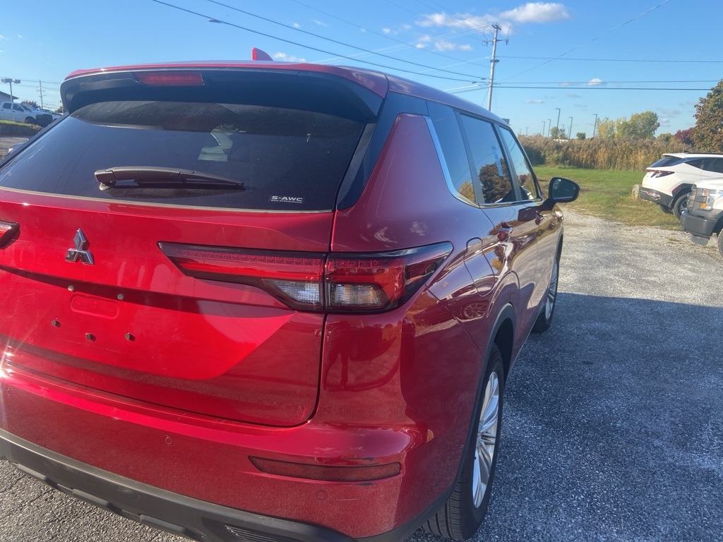 2024 Mitsubishi Outlander ES photo 4