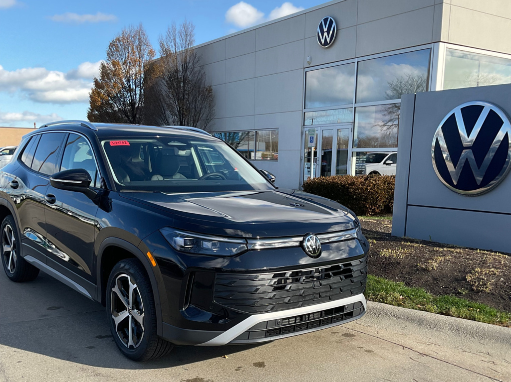 2026 Volkswagen Tiguan SE's photo