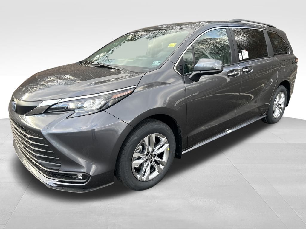 2025 Toyota Sienna XLE's photo