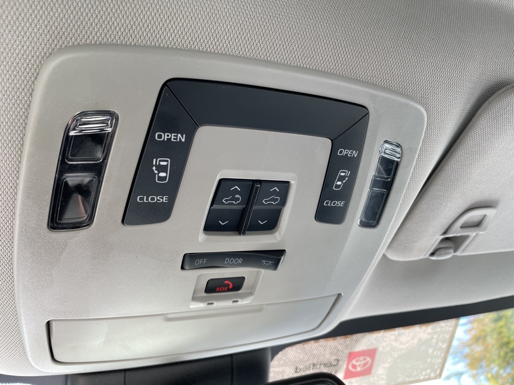 2024 Toyota Sienna LE photo 9