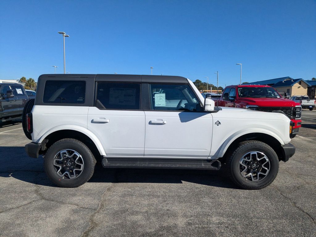 2025 Ford Bronco Outer Banks photo 2