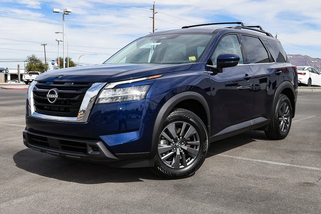 2025 Nissan Pathfinder SV's photo