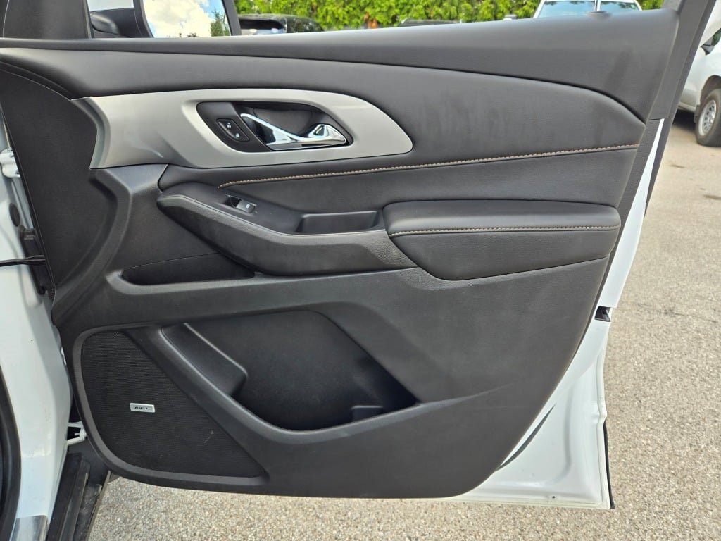 2021 Chevrolet Traverse RS photo 2