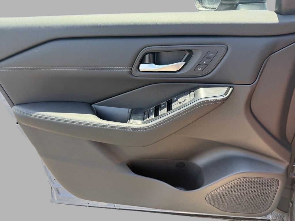 2025 Nissan Rogue SL photo 10