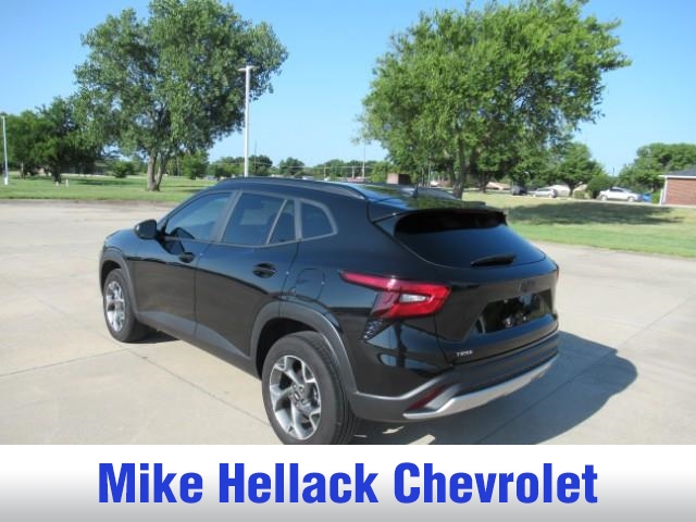 2025 Chevrolet Trax LT photo 5