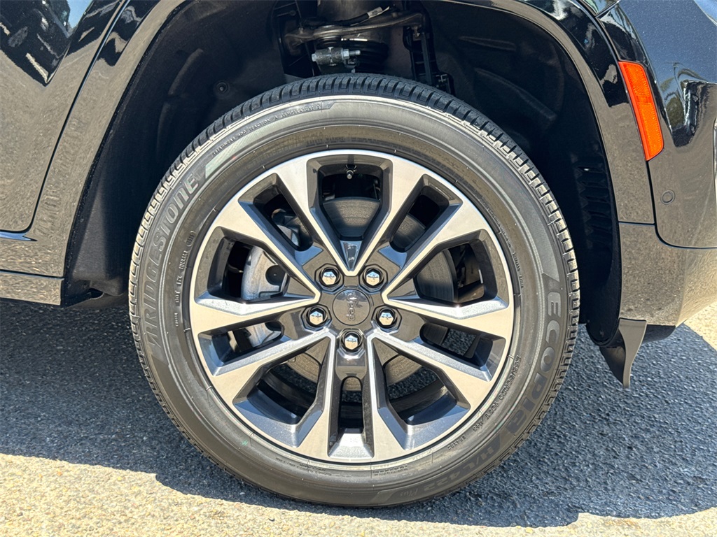 2025 Jeep Grand Cherokee Overland photo 4