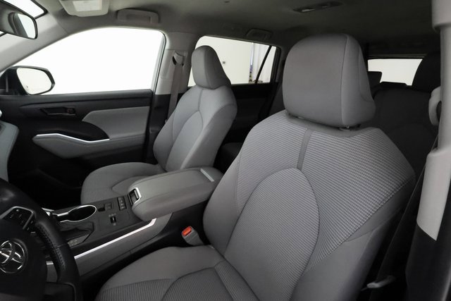 2022 Toyota Highlander LE photo 10