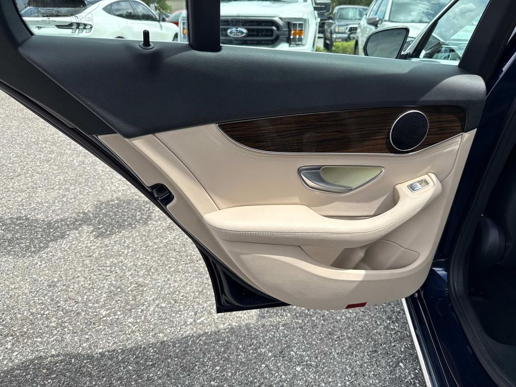 2016 Mercedes Benz C 300 photo 11