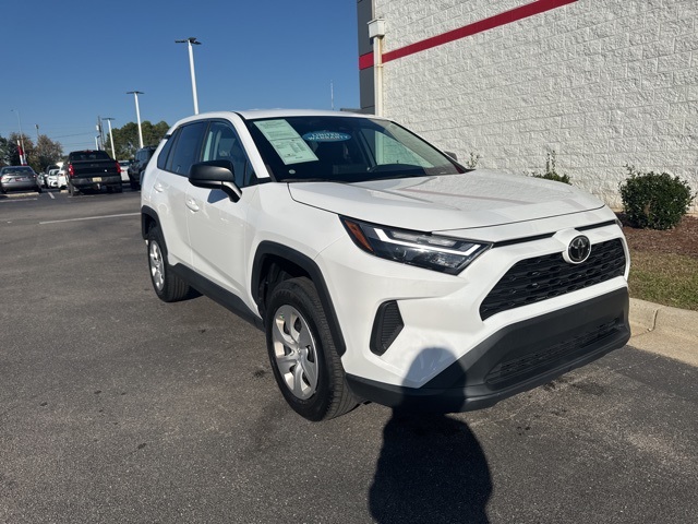 2023 Toyota RAV4 LE's photo
