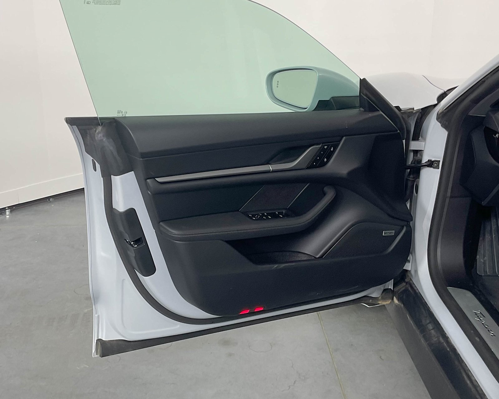2025 Porsche Taycan photo 13