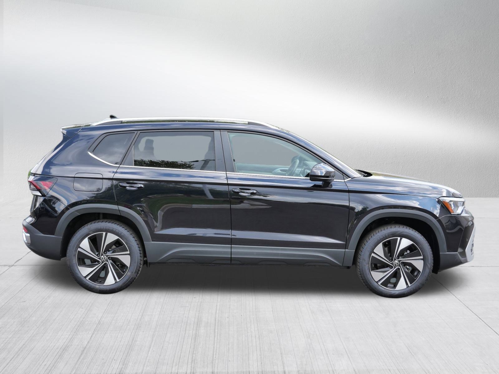 2025 Volkswagen Taos SE photo 8
