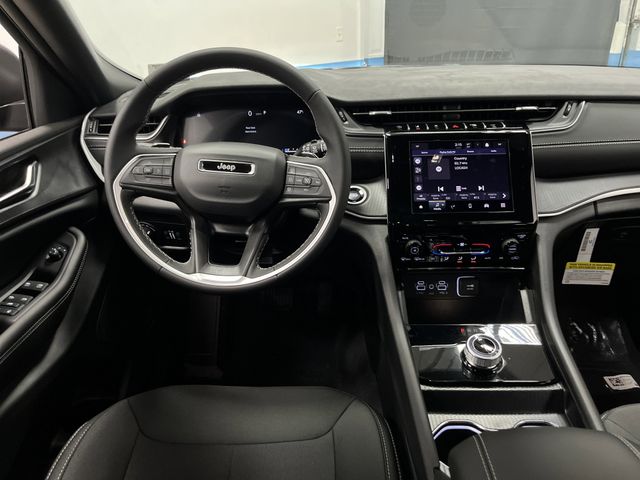 2025 Jeep Grand Cherokee Laredo X photo 4