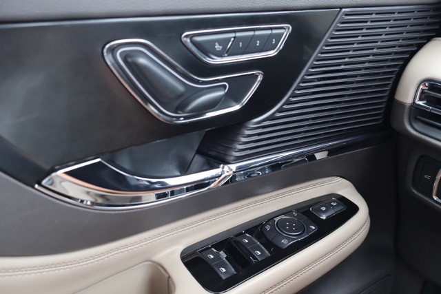 2022 Lincoln Corsair Standard photo 13