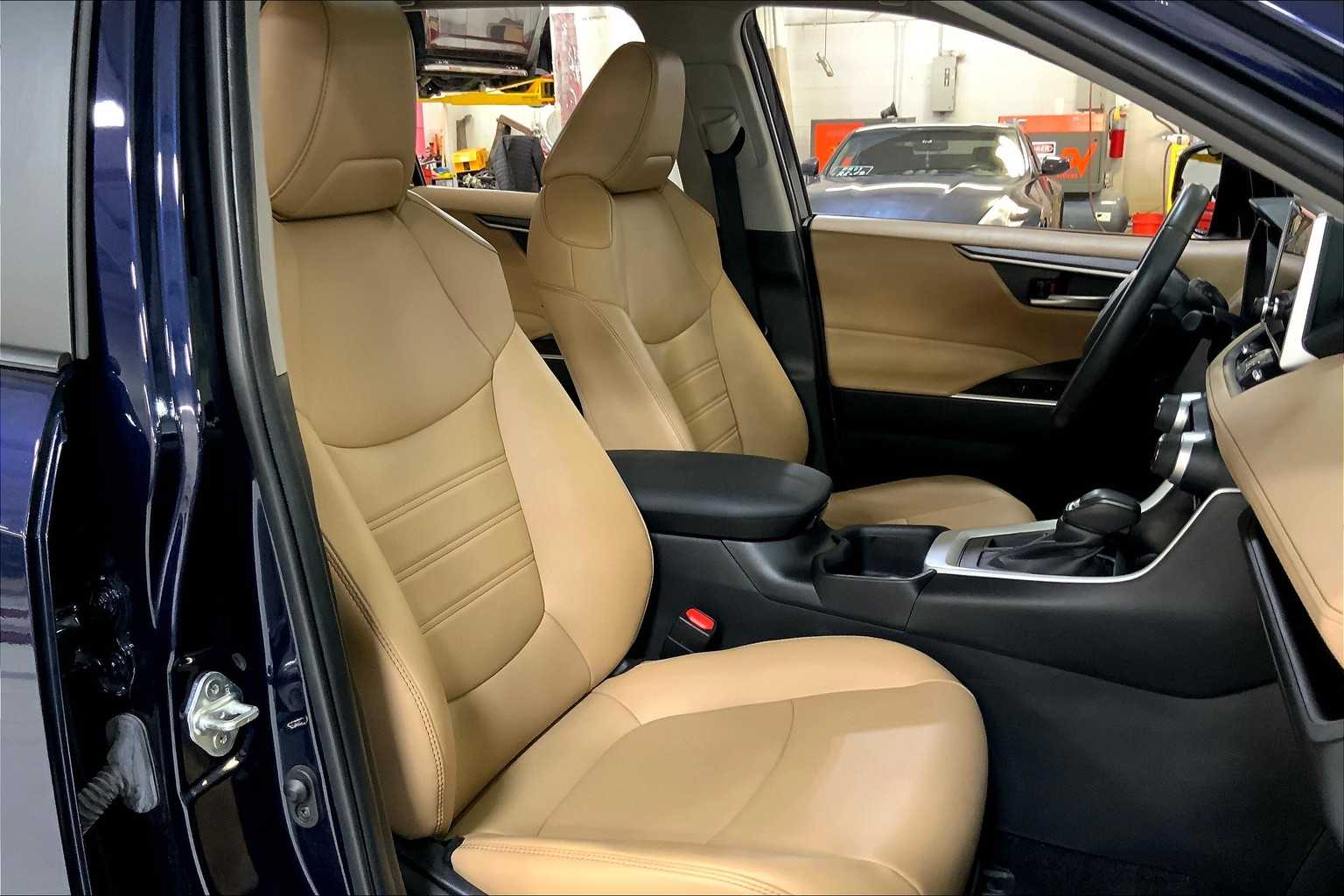 2024 Toyota RAV4 XLE Premium photo 8