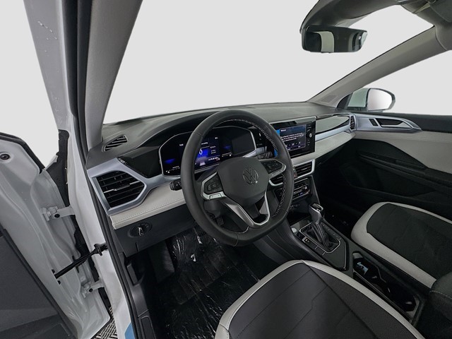 2025 Volkswagen Taos SE photo 2