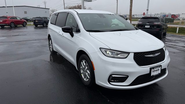 2026 Chrysler Pacifica Select's photo