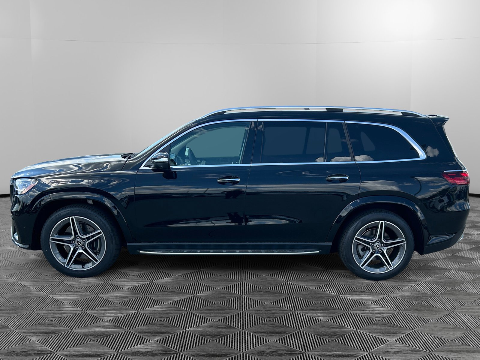 2025 Mercedes Benz GLS 450 4MATIC photo 2