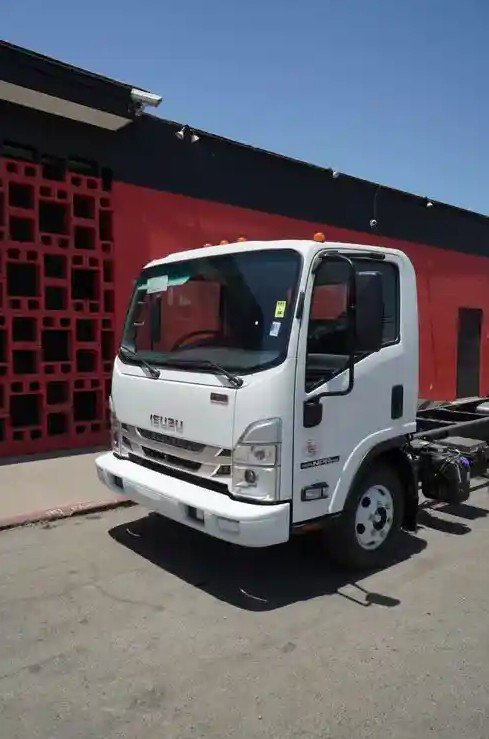 2024 Isuzu NPR photo 2