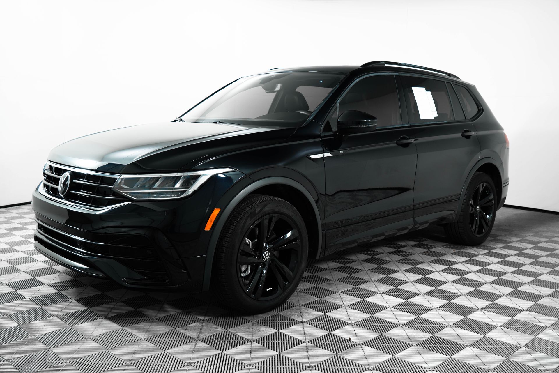 2024 Volkswagen Tiguan SE R-Line Black photo 3