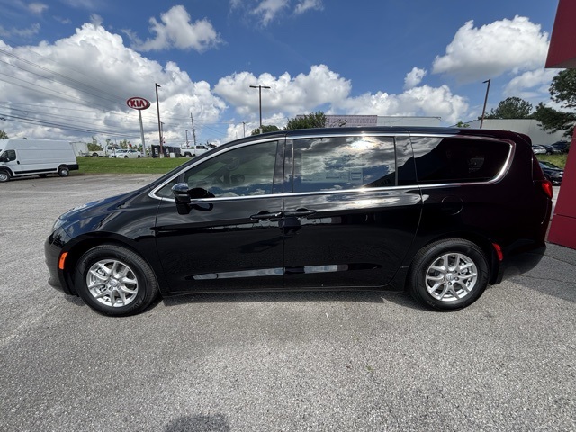 2025 Chrysler Voyager LX photo 2