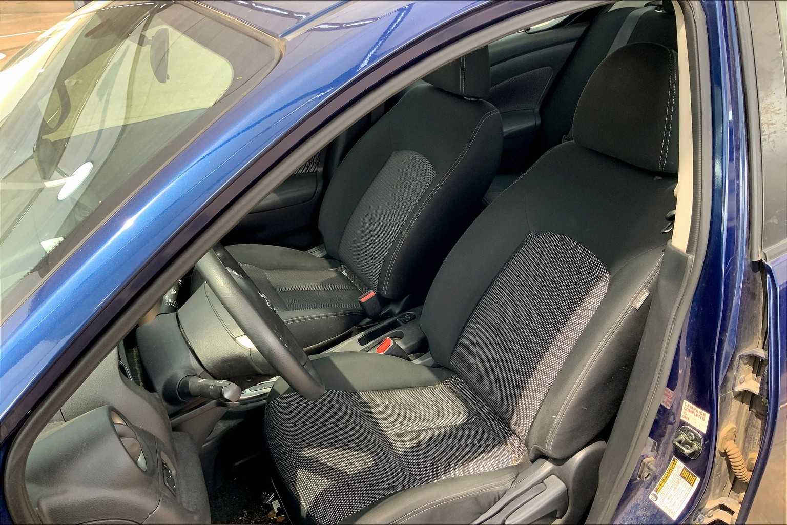 2019 Nissan Versa SV photo 7