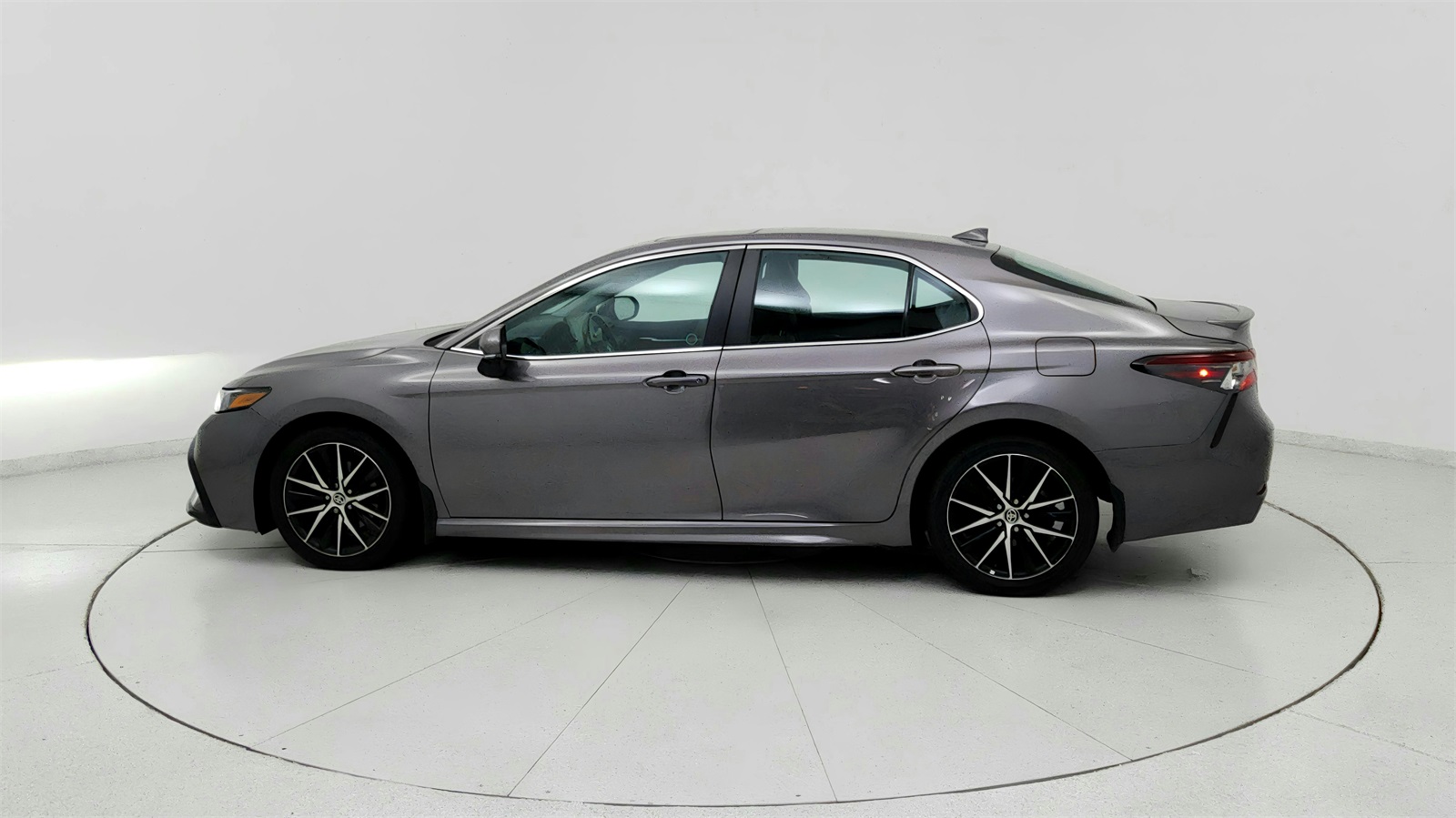 2022 Toyota Camry SE photo 4
