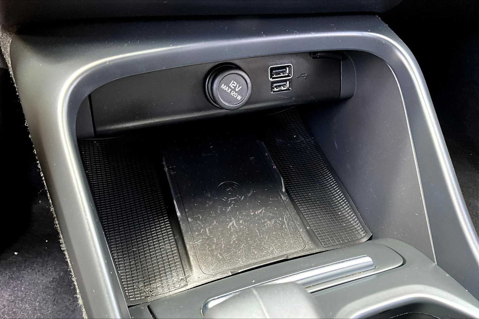 2022 Volvo XC40 Momentum photo 30