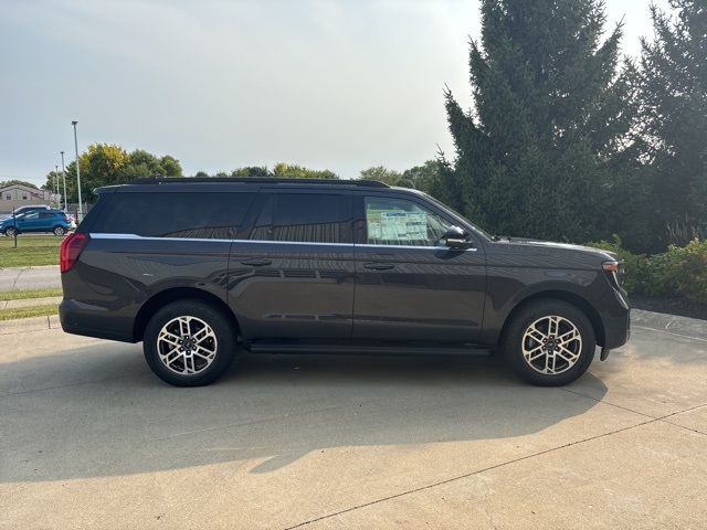 2025 Ford Expedition MAX photo 2