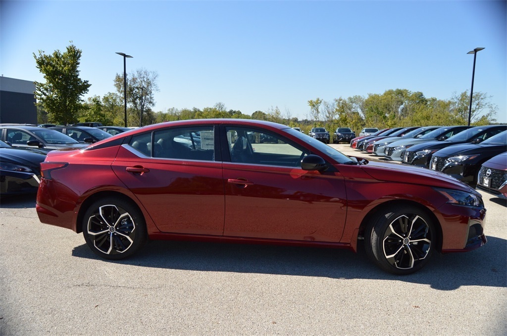 2025 Nissan Altima SR photo 4