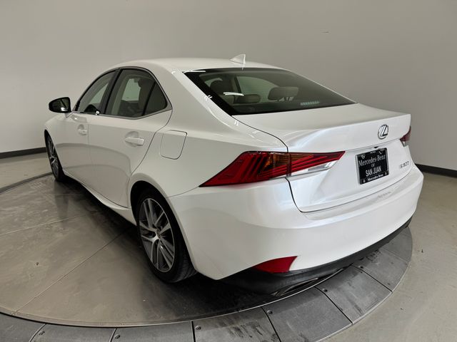 2019 Lexus IS 300 photo 9