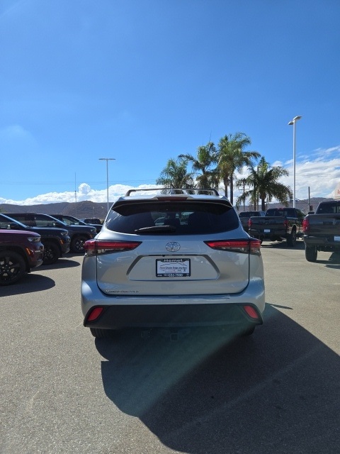 2021 Toyota Highlander L photo 8