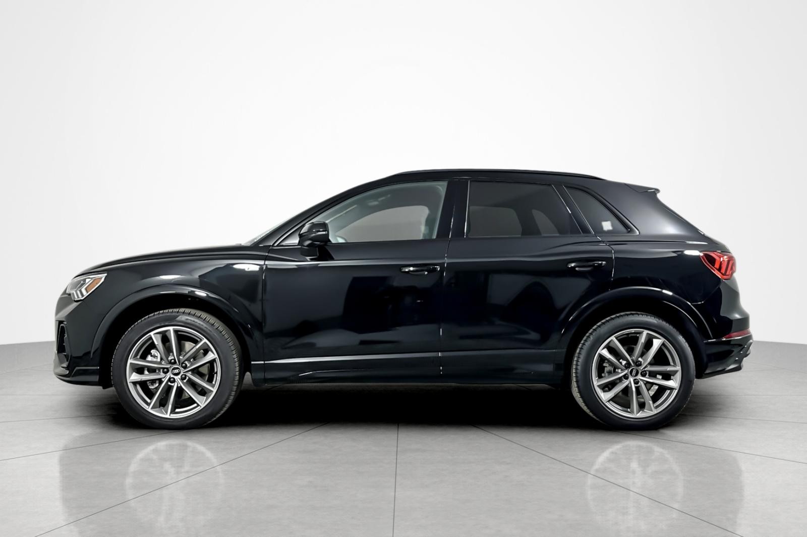 2025 Audi Q3 S line Premium 45 TFSI photo 2