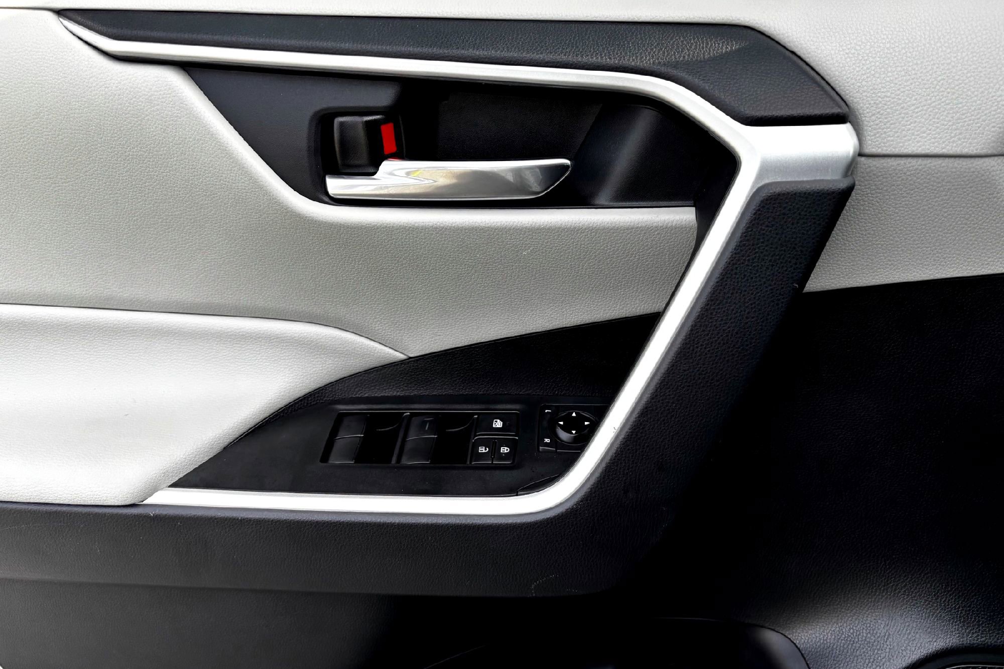 2021 Toyota RAV4 XLE photo 16