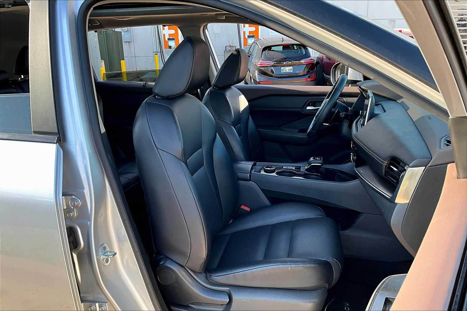 2023 Nissan Rogue SV photo 8