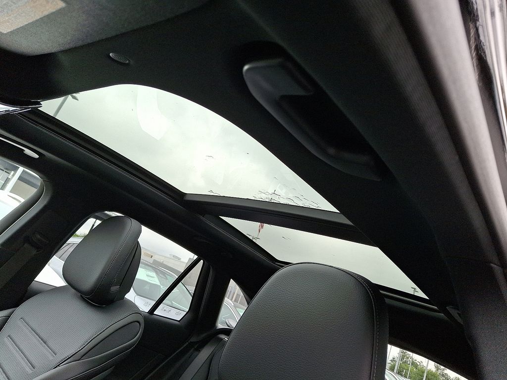 2025 Mercedes Benz GLC 300 4MATIC photo 6