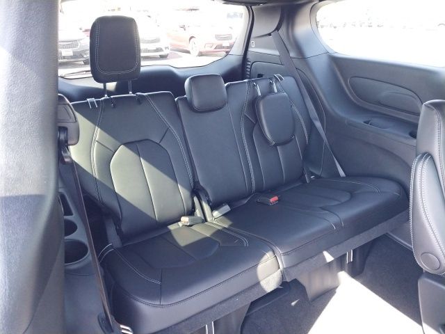 2026 Chrysler Pacifica photo 7