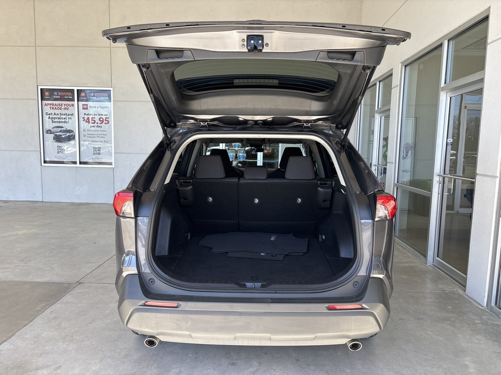 2022 Toyota RAV4 LE photo 13
