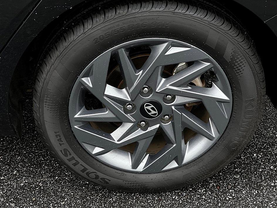 2024 Hyundai Elantra SEL photo 3