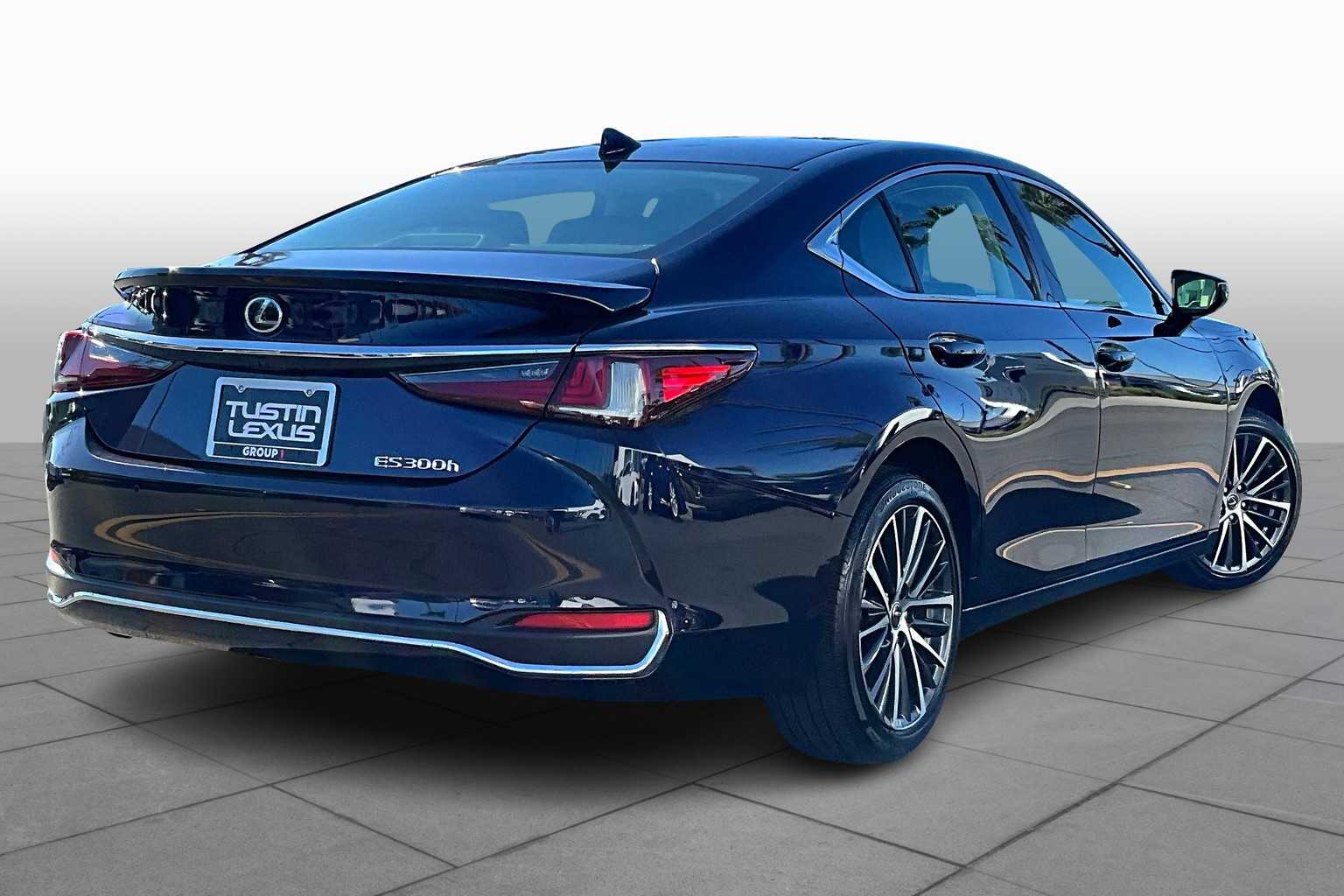 2023 Lexus ES 300h photo 11