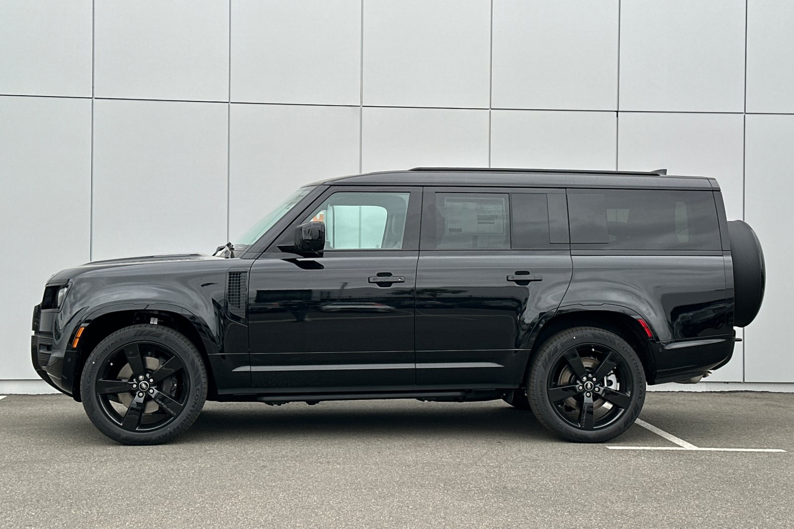 2025 Land Rover Defender 130 X-Dynamic SE photo 3